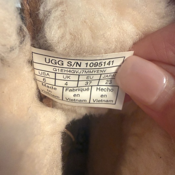 UGG Women's Adirondack IlI Boots Brand NEW size 6 - Picture 3 of 4